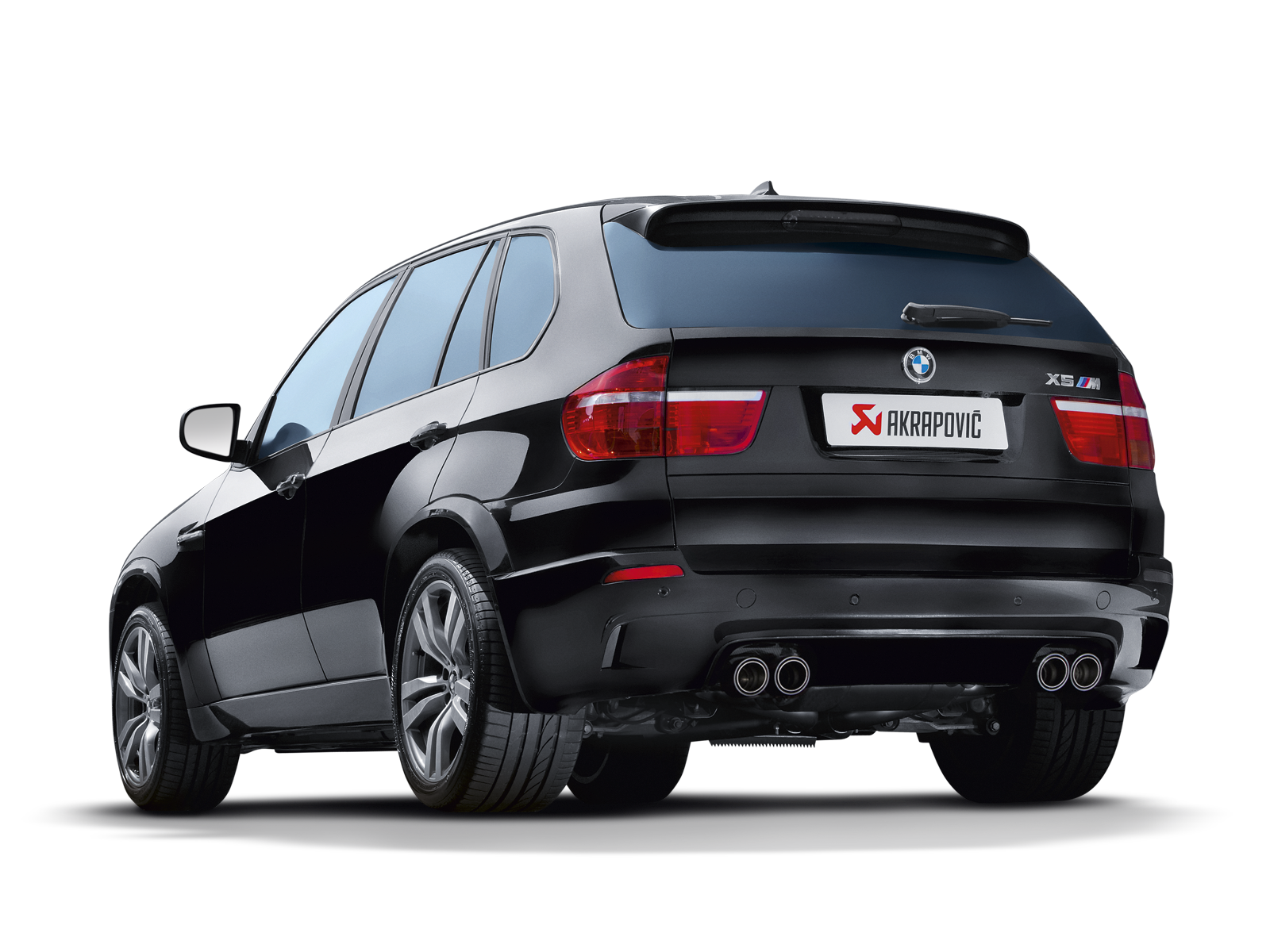 Бак бмв х5. BMW x5 e53. Akrapovic BMW x5 m. BMW х5 выхлоп. Выхлоп Акрапович на БМВ х5.